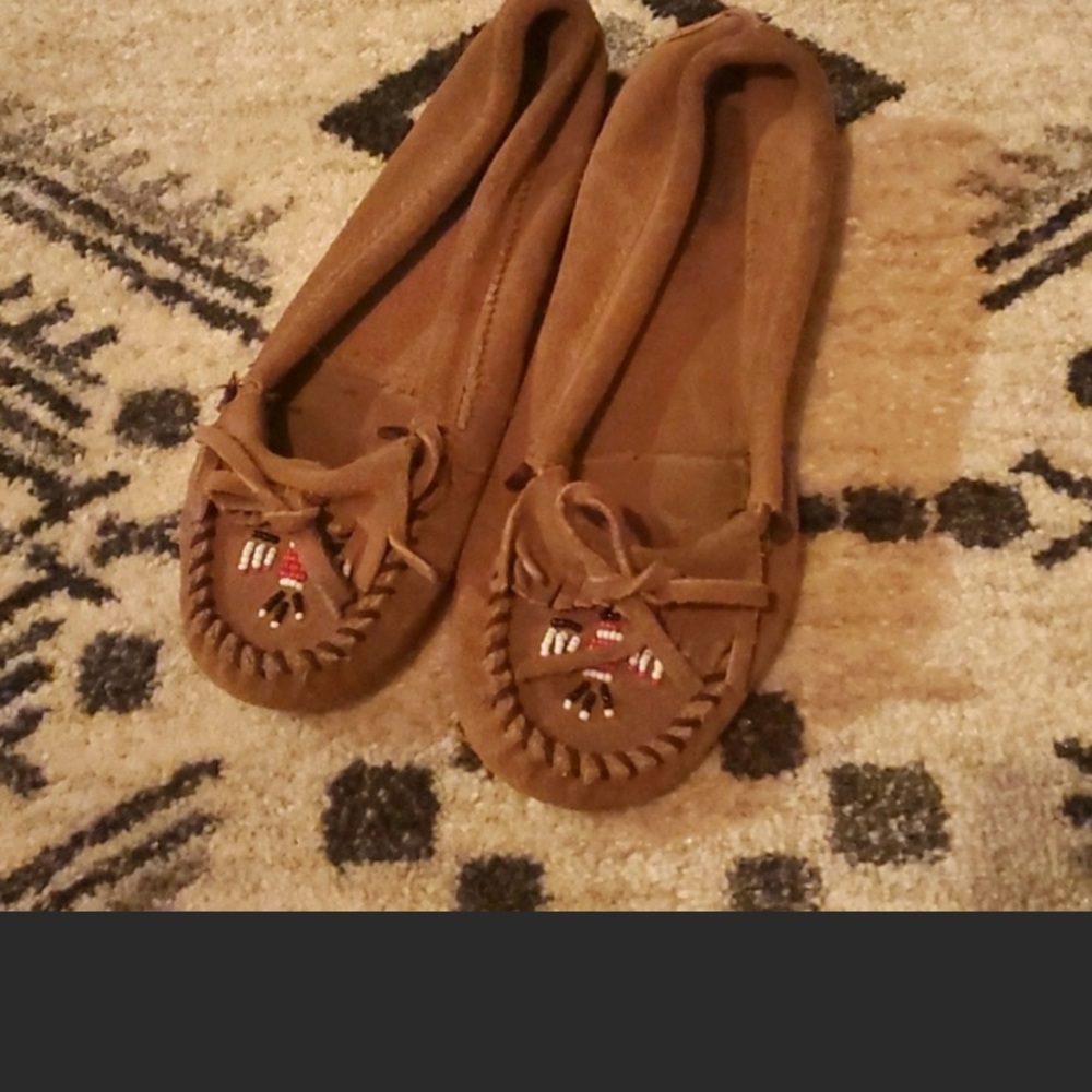 Minnetonka Tan Suede Beaded Moccasin Flats